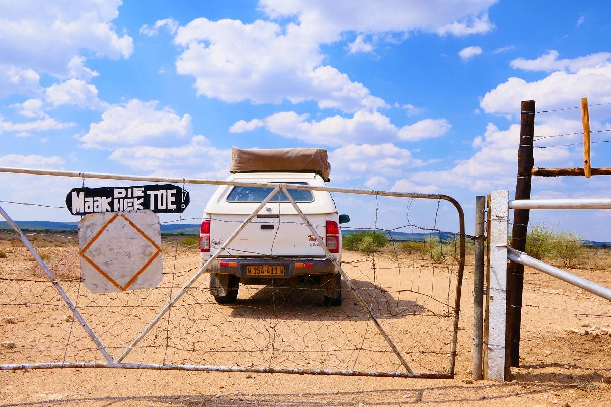 Afrikaans maak die hek toe