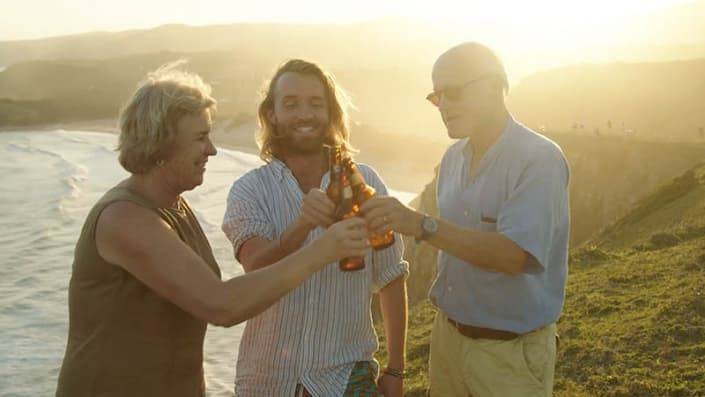 Charlie met ouders met een biertje in de hand met de zon achter hen