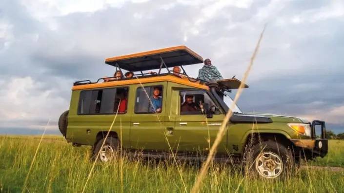 Familie in een safari van