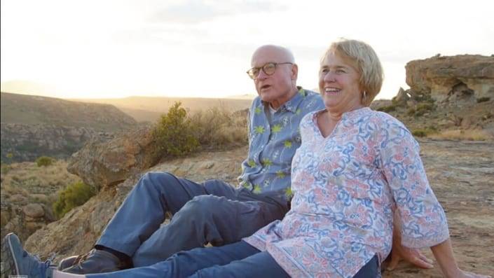 Twee personen zitten achterover leunend